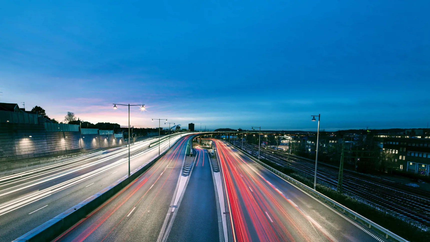 Trafik på natten på motorväg i Göteborg.